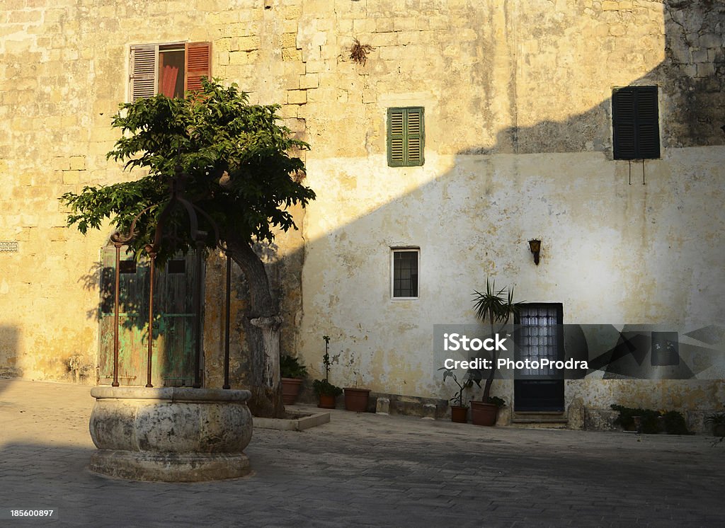 Типичные Мальтийская площадь в Mdina, также называемый Silent Город - Стоковые фото Антиквариат роялти-фри