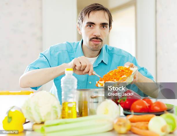 Mann Kochen In Domestic Kitchen Stockfoto und mehr Bilder von Arbeiten - Arbeiten, Das Leben zu Hause, Ein Mann allein