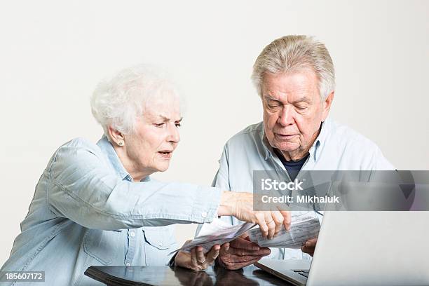 Senior Par Está Examinando Las Facturas Correspondientes Foto de stock y más banco de imágenes de Adulto