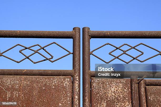 Porta De Ferro - Fotografias de stock e mais imagens de Armação de Construção - Armação de Construção, Azul, Castanho