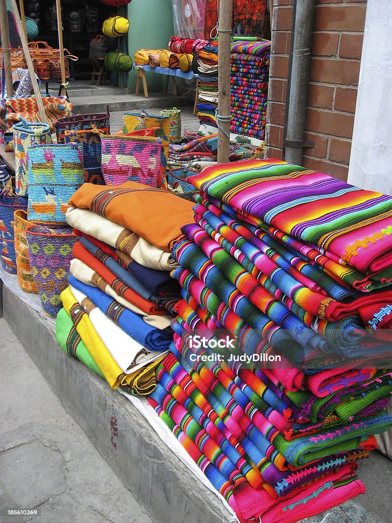 Colorido guatemalteco cobertores - Foto de stock de Barraca de Mercado royalty-free