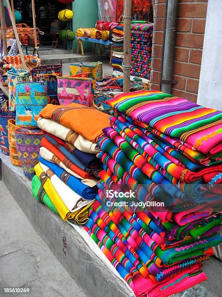 Foto de Colorido Guatemalteco Cobertores e mais fotos de stock de Barraca de Mercado - Barraca de Mercado, Chichicastenango, Cobertor