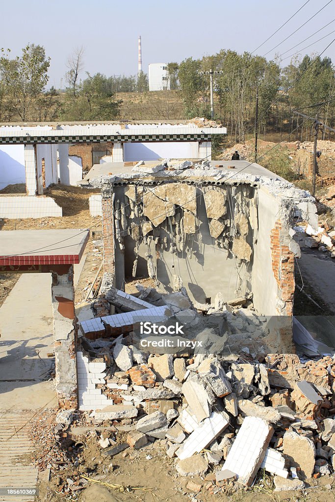 A demolição do fumegante Escombros - Foto de stock de Acidentes e desastres royalty-free