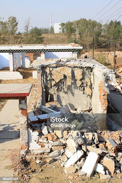 Foto de A Demolição Do Fumegante Escombros e mais fotos de stock de Acidentes e desastres - Acidentes e desastres, Aldeia, Armação de Construção
