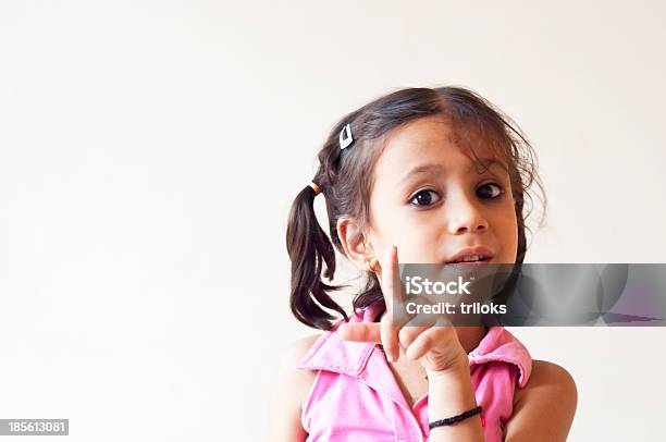 Rapariga Explicando - Fotografias de stock e mais imagens de Criança - Criança, Apontar - Sinal Manual, Repreensão