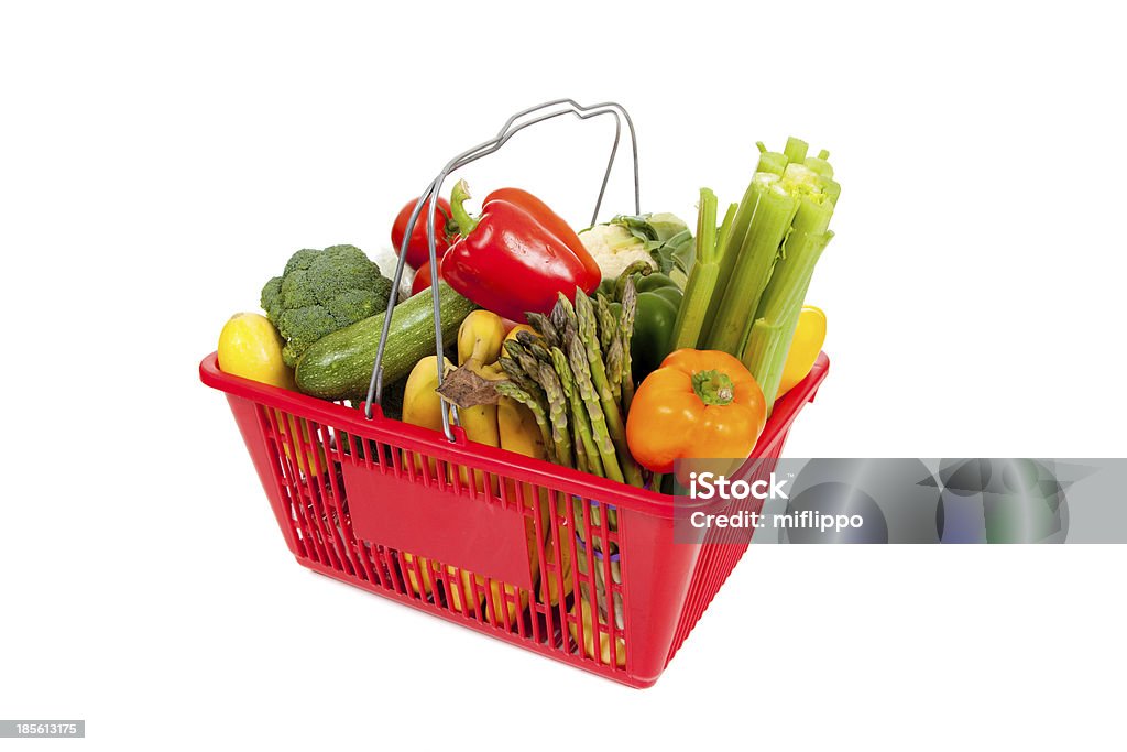 Carrello rosso con verdure su bianco - Foto stock royalty-free di Arancione