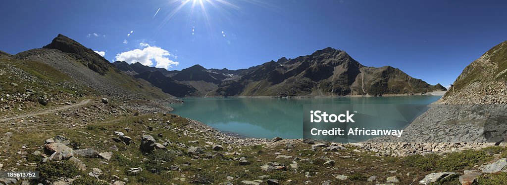 Panorama do lago alpino Dam Speicher Finstertal, Kühtai, Tirol, Áustria - Foto de stock de Ajardinado royalty-free