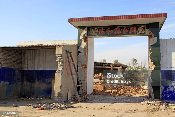 Destroços De A Parede Depois Do Terramoto Catástrofe - Fotografias de stock e mais imagens de Acabado