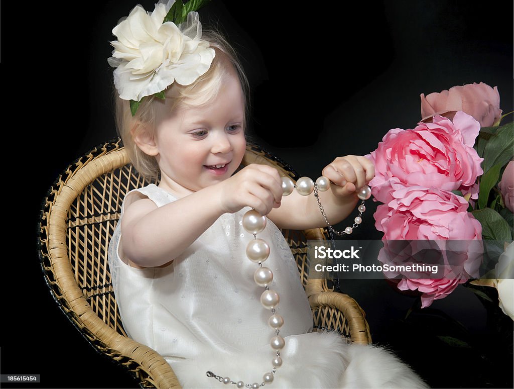 Pequena Menina bonita vestir sorridente segurando Colar de pérolas - Royalty-free 2-3 Anos Foto de stock