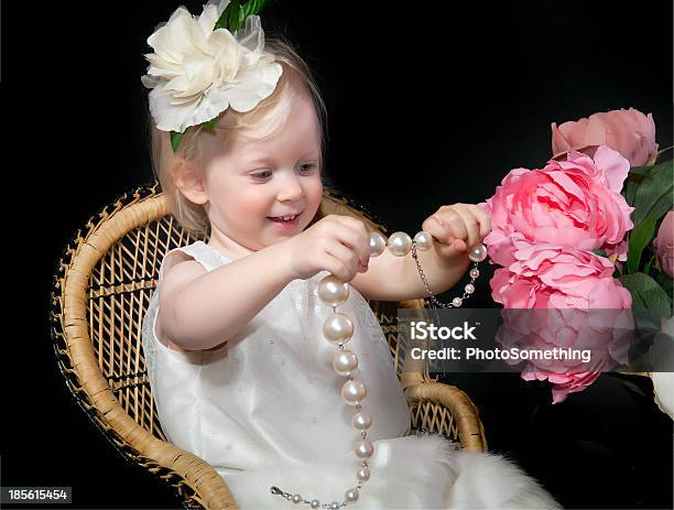 Pequena Menina Bonita Vestir Sorridente Segurando Colar De Pérolas - Fotografias de stock e mais imagens de 2-3 Anos