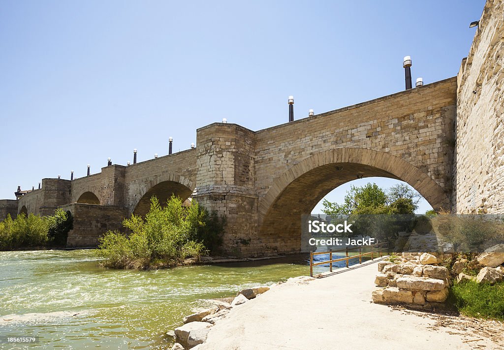 Vieux pont de pierre de l'Èbre - Photo de Pont Bridge of Lions libre de droits