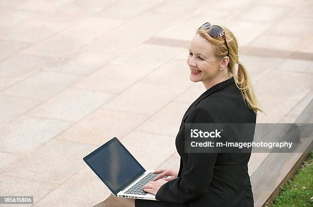 Lächelnd Geschäftsfrau Mit Laptop Im Freien Stockfoto und mehr Bilder von Alt - Alt, Anzug, Arbeiten