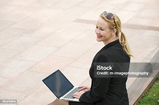 Biznesmenka Uśmiechając Się Na Zewnątrz Z Laptopa - zdjęcia stockowe i więcej obrazów Biały - Biały, Biznes, Biznesmenka