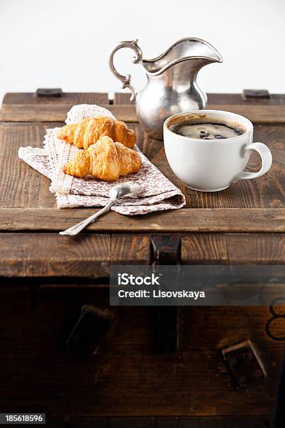 Café E Croissants - Fotografias de stock e mais imagens de Bebida - Bebida, Bebida Quente, Café - Bebida