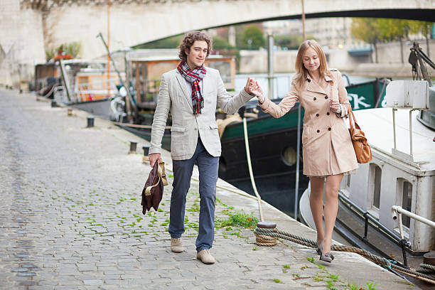 istock Couple on a Parisian embankment 185620109