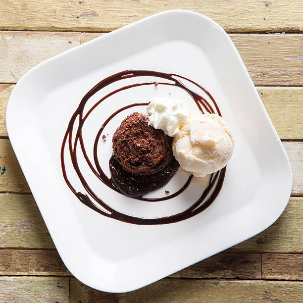 schokolade kuchen mit vanille-eiscrème - plate ingredient food chocolate stock-fotos und bilder