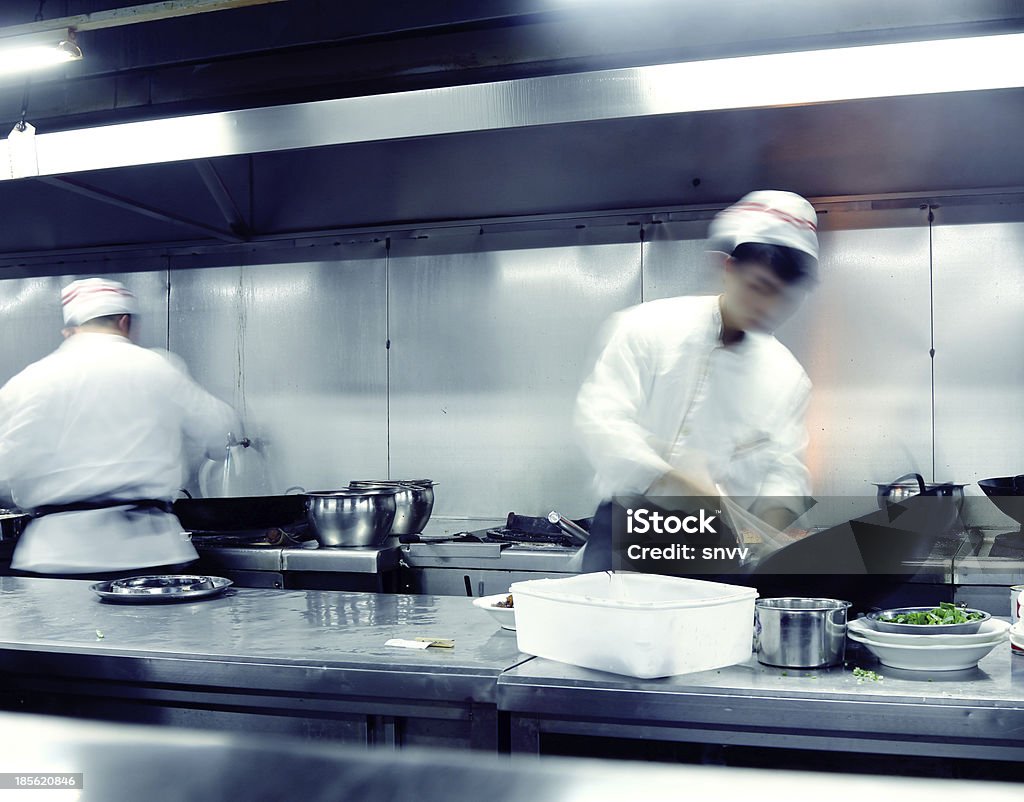 chefs de movimiento de una cocina de restaurante - Foto de stock de Actividad libre de derechos