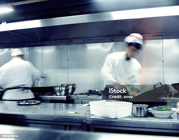 Chefs De Movimiento De Una Cocina De Restaurante Foto de stock y más banco de imágenes de Actividad - Actividad, Adulto, Alimento
