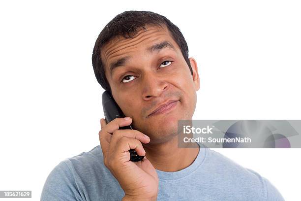 인도어 짜증난 및 지루함 전화 Phone 통화보류 다시 시도하세요 전화 사용에 대한 스톡 사진 및 기타 이미지 - 전화 사용, 대기, 남자
