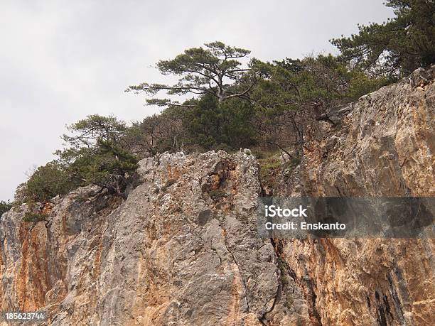 Foto de Céu E Rock e mais fotos de stock de Azul - Azul, Beleza, Cobrindo