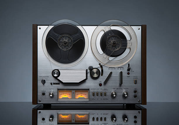 registratore analogico vintage, nastri su sfondo scuro - reel to reel tape foto e immagini stock