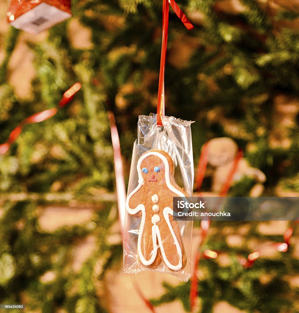 Имбирный мужчина печенье hanging on Christmas Tree - Стоковые фото Без людей роялти-фри
