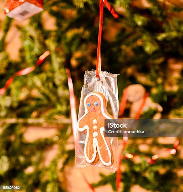 Имбирный Мужчина Печенье Hanging On Christmas Tree — стоковые фотографии и другие картинки Без людей - Без людей, Вертикальный, Давать