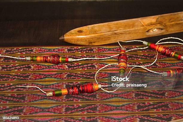 Spule Thread Und Der Hölzernen Bobbin Traditionelle Thaituch Weavin Stockfoto und mehr Bilder von Bunt - Farbton