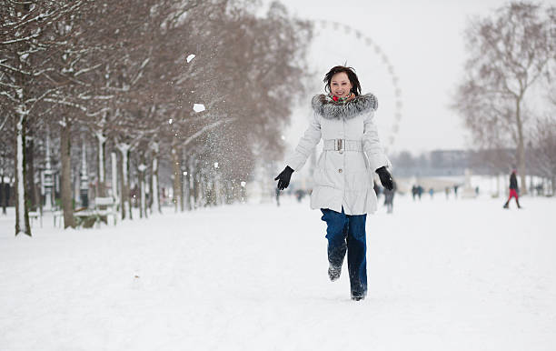 junge frau in den tuilerien auf winter-tag - people winter urban scene chair stock-fotos und bilder