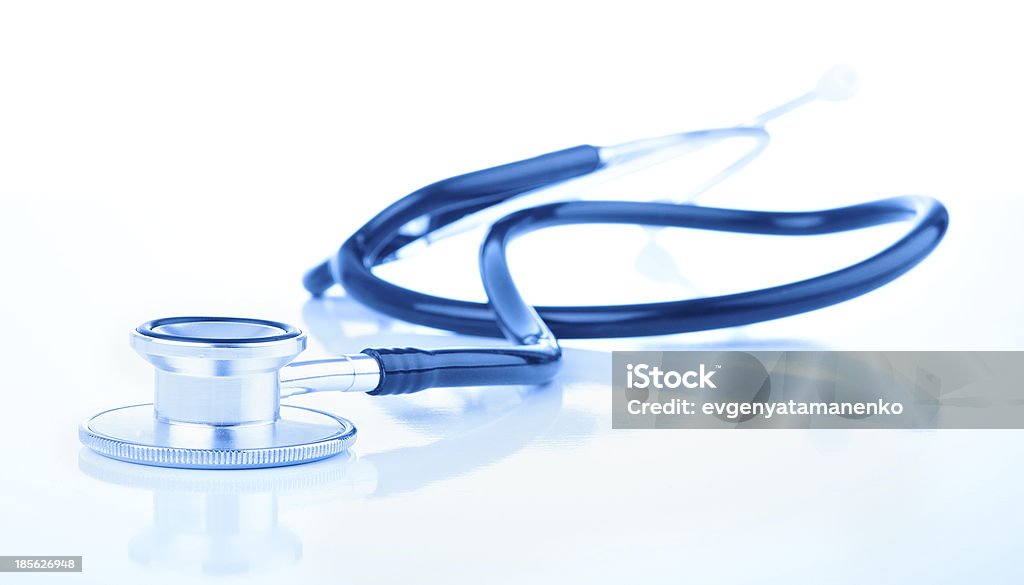 Estetoscópio médico no fundo branco - Foto de stock de Azul royalty-free