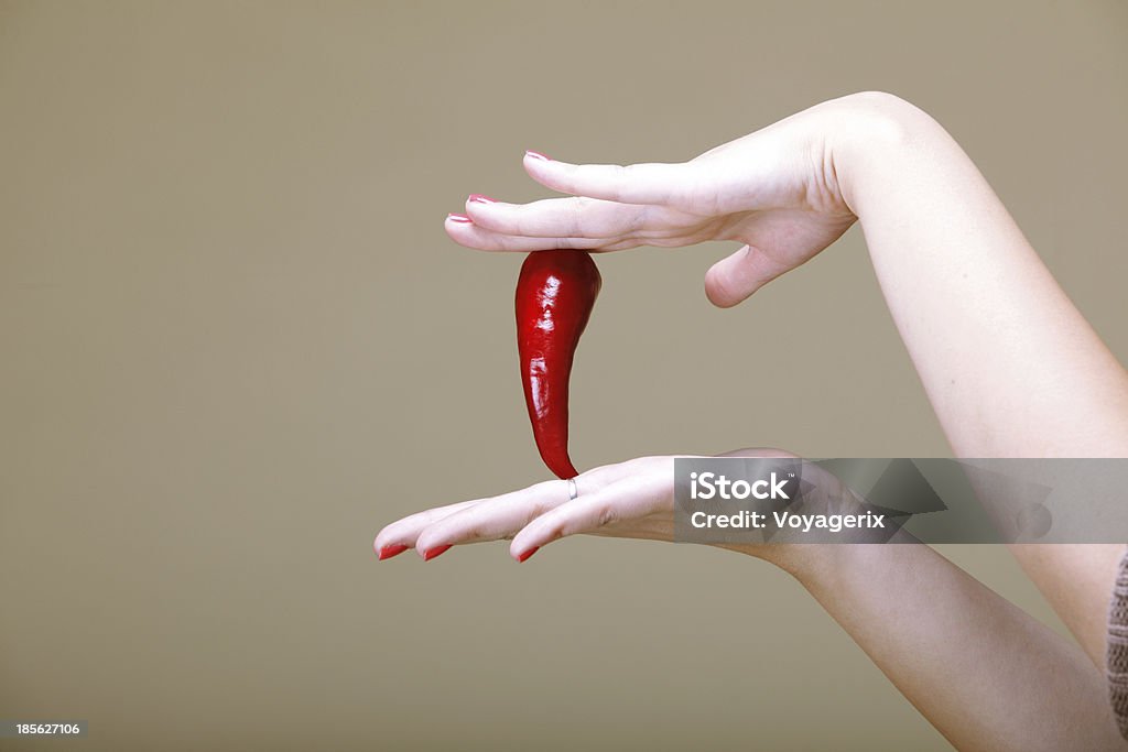 Peperoncino e Mano umana Sfondo marrone - Foto stock royalty-free di Adulto