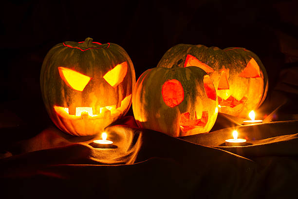 istock Halloween pumpkins in the dark 185627128