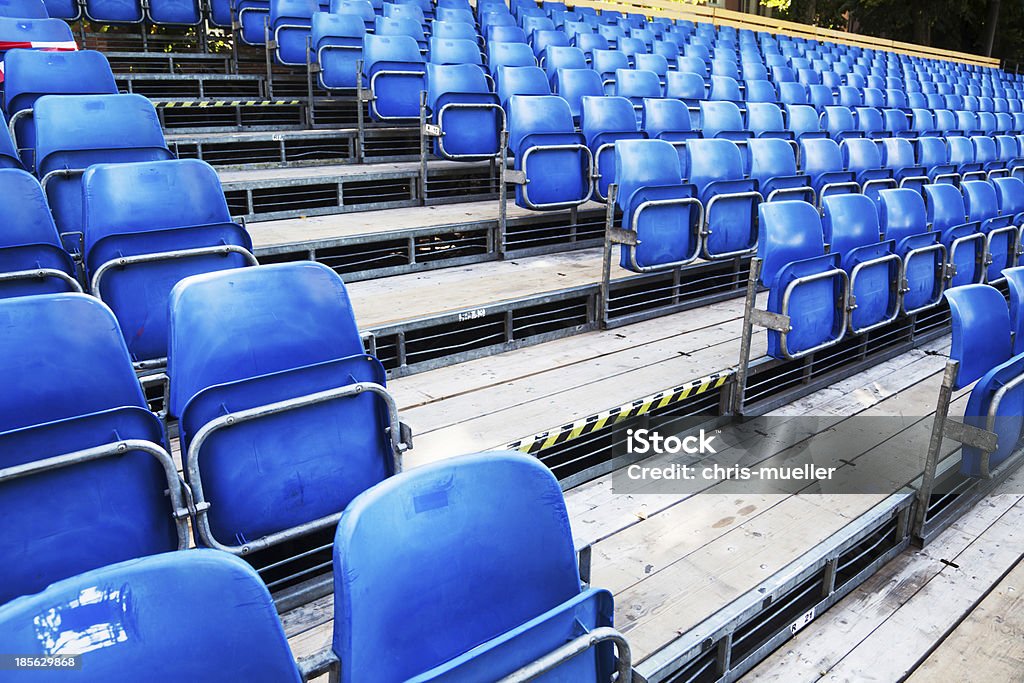 Blu posti a sedere della tribuna - Foto stock royalty-free di Blu