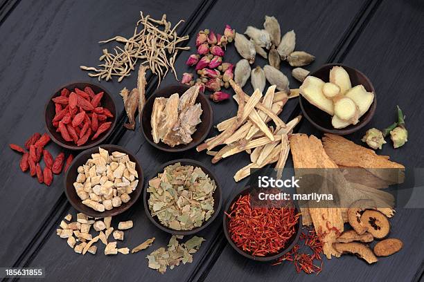 Terapia A Base Di Erbe - Fotografie stock e altre immagini di Angelica - Erba aromatica - Angelica - Erba aromatica, Astragalo - Erba aromatica, Caprifoglio