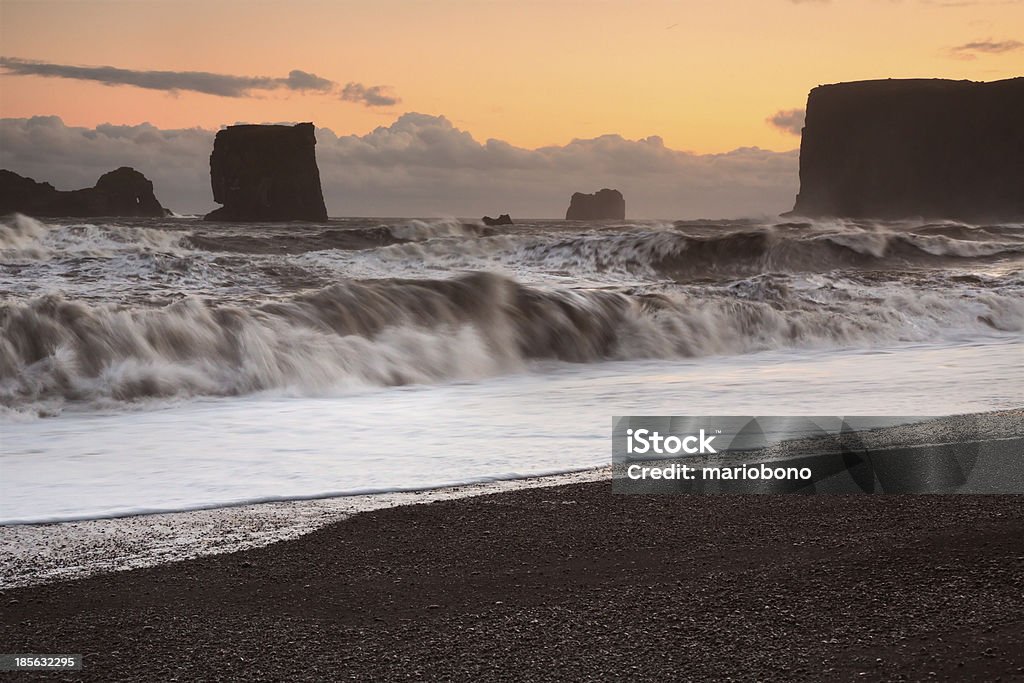 Ondas ao pôr do sol - Foto de stock de Banheiro - Estrutura construída royalty-free