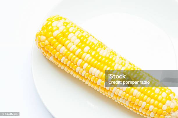Желтый Кукурузный — стоковые фотографии и другие картинки Без людей - Без людей, Белый, Белый фон