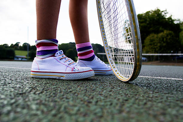 canchas de tenis - tennis baseline fun sports and fitness fotografías e imágenes de stock