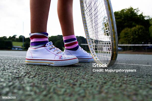 Ténis - Fotografias de stock e mais imagens de Meia - Peça de roupa - Meia - Peça de roupa, Ténis - Desporto com Raqueta, Atar Cordão de Sapato