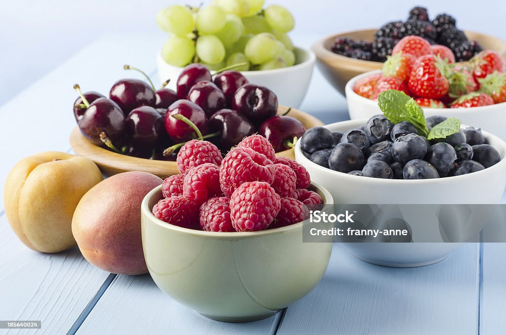 Cosecha selección de frutas y tazones - Foto de stock de Bol de frutas libre de derechos