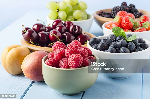 Cosecha Selección De Frutas Y Tazones Foto de stock y más banco de imágenes de Bol de frutas - Bol de frutas, Frescura, Frutas del bosque