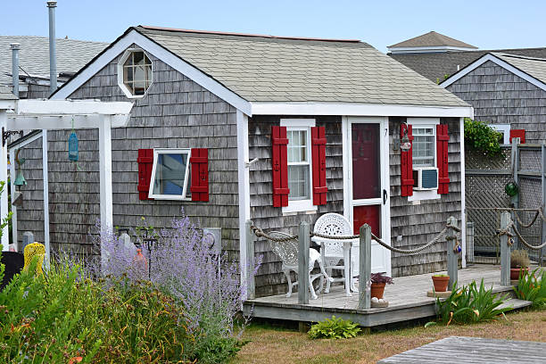 cape cod cottage - siding wood shingle house wood - fotografias e filmes do acervo