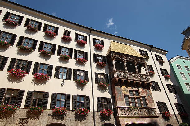 telhado de ouro, goldenes dachl, centro da cidade histórica, innsbruck - annsäule - fotografias e filmes do acervo