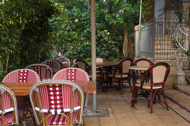 istock outdoor restaurant 1 185640491