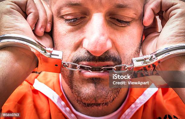 Photo libre de droit de Homme Triste Avec Menotte En Prison banque d'images et plus d'images libres de droit de Prison - Prison, Affluence, Guantanamo Bay