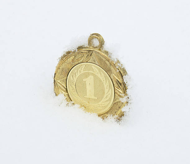 medaille auf einem schnee - winter olympic games stock-fotos und bilder