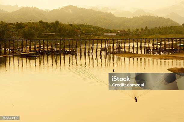 Lunes Puente De Madera Foto de stock y más banco de imágenes de Agua - Agua, Aire libre, Aldea