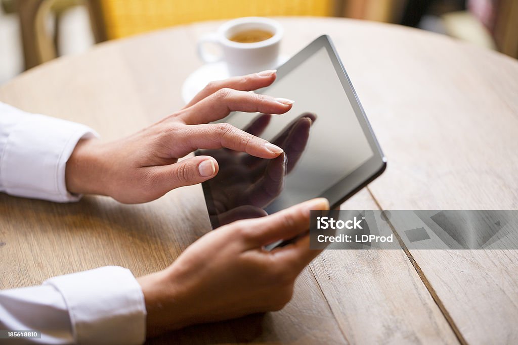 Mãos de mulher, usando o tablet pc no café bar, - Royalty-free Adulto Foto de stock