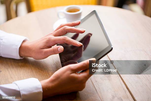 Mãos De Mulher Usando O Tablet Pc No Café Bar - Fotografias de stock e mais imagens de Adulto - Adulto, Agenda Pessoal, Apresentação Digital