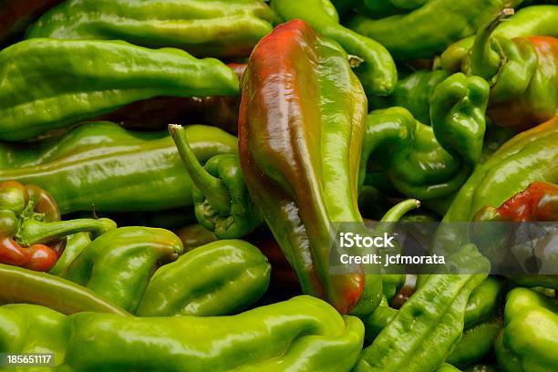 Verde Peppers - Fotografias de stock e mais imagens de Alimentação Saudável - Alimentação Saudável, Casca de fruta, Caule de planta