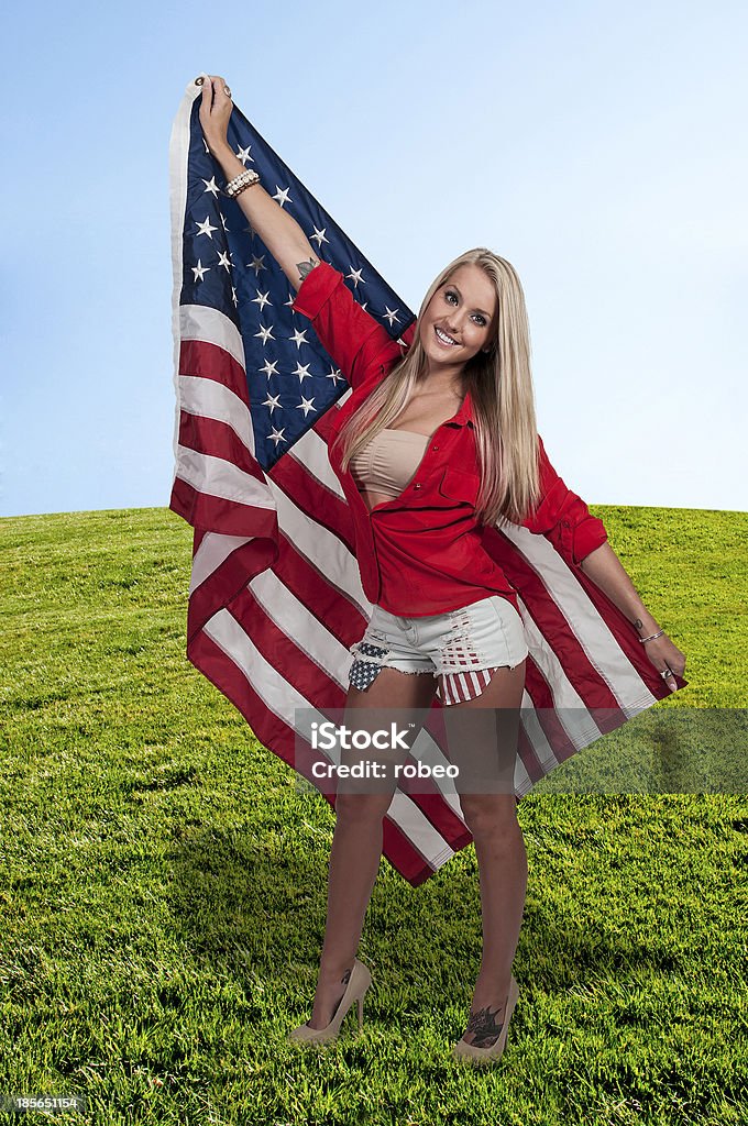 Женщина с флагом - Стоковые фото Вертикальный роялти-фри